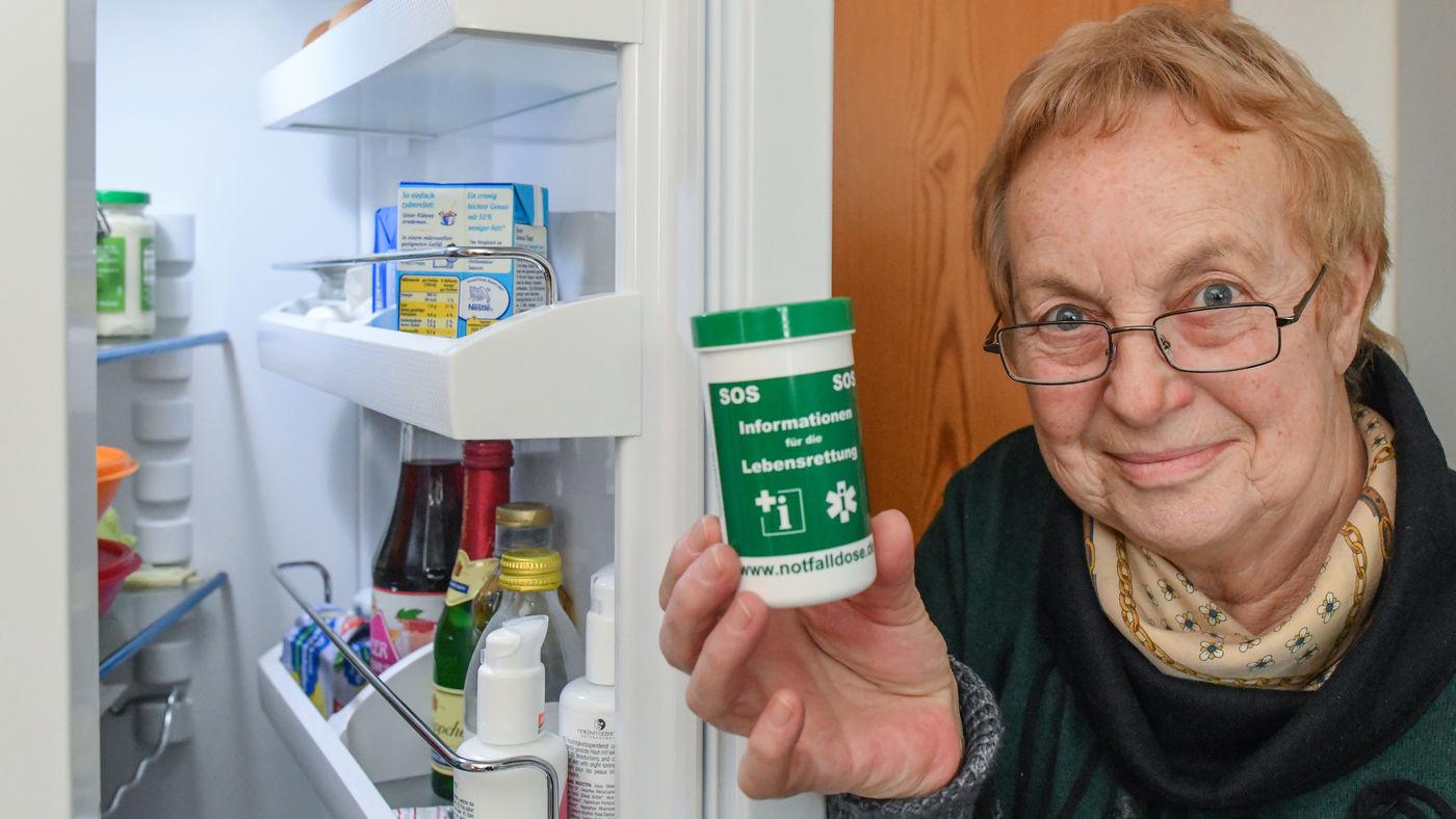 Notfalldose aus dem Kühlschrank hilft Senioren im Ernstfall